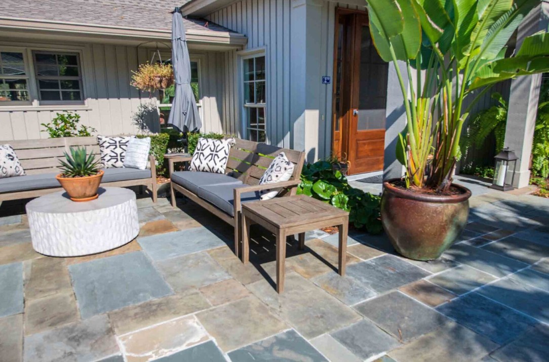 Patio de Piedra Natural con Muebles Modernos para Exteriores