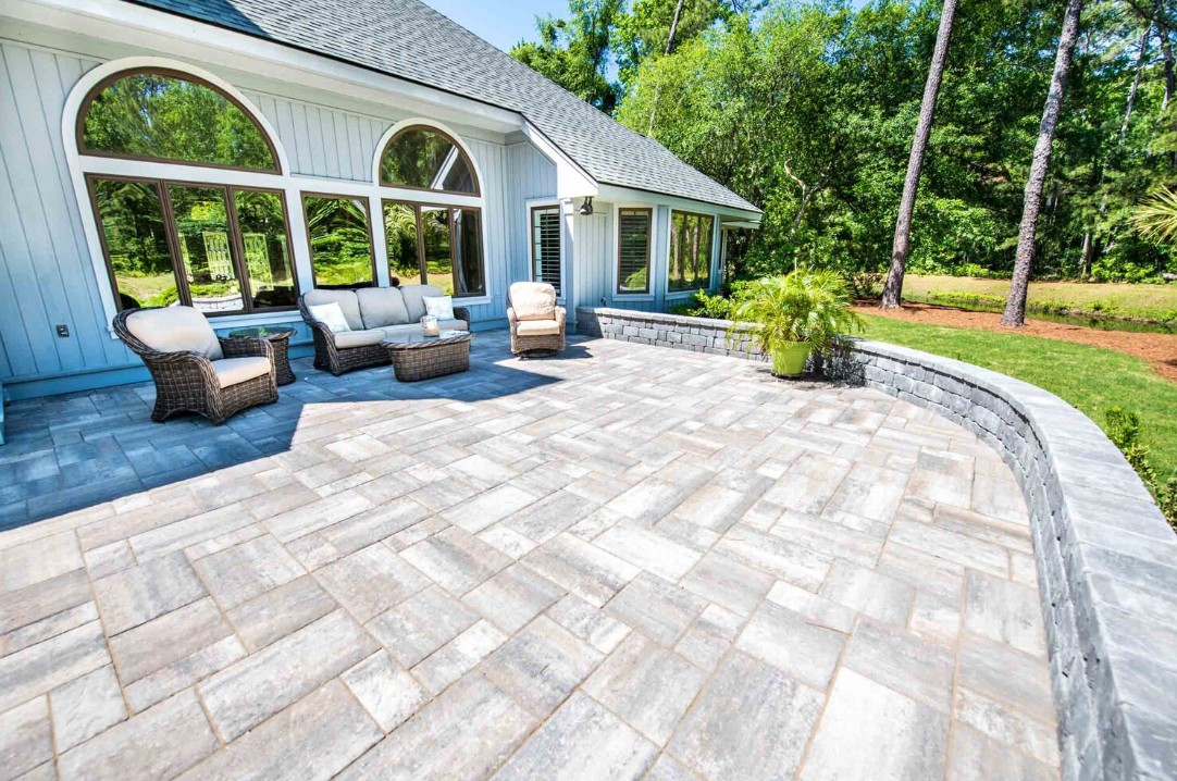 Curved Patio Design with Retaining Wall